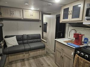 Kuchyň nebo kuchyňský kout v ubytování Freedom Express RV + 15 fotografií