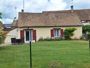 a house with a fence in front of it at L'Auberge de la fontaine in Fontaine-sous-Jouy