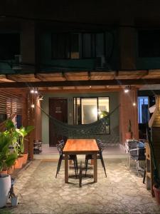 patio con tavolo in legno e amaca di Casa de praia a Salvador