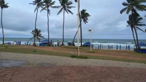 una spiaggia con palme e l'oceano di Casa de praia a Salvador