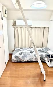 東京にあるShinjuku East Sunny Houseのベッド1台付きの部屋のベッドフレーム