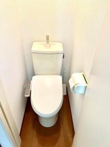 東京にあるShinjuku East Sunny Houseの小さなバスルーム(白いトイレ付)が備わります。 +9枚の写真