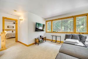Una sala de estar con un sofá y un televisor. en Cle Elum Lake Home with Hot Tub and Mountain Views, en Ronald