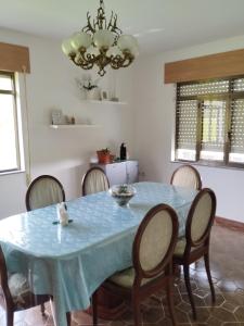 jadalnia z niebieskim stołem i krzesłami w obiekcie Villa Rica House w mieście Negreira