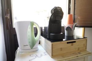 un piano di lavoro con una tazza e un asciugacapelli di La Casa Dei Greci a Agrigento Altre 32 foto