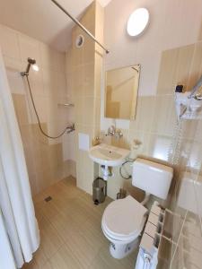 Koupelna v ubytování Hotel Bobchev + 28 fotografií