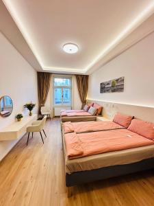 une chambre avec trois lits dans une pièce dans l'établissement Old Town Prague Apartment, à Prague
