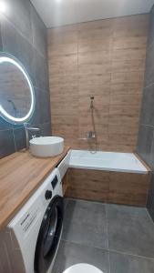 アスタナにある1-комнатная люкс квартира в районе Ханшатырの洗濯機と洗面台を備えたバスルーム