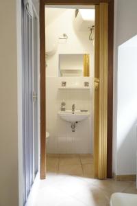 un bagno con lavandino e WC di La Casa Dei Greci a Agrigento