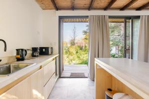 eine Küche mit einem Waschbecken und einem großen Fenster in der Unterkunft Las Nandinas - Olivo in Ciudad Lujan de Cuyo + 27 Fotos