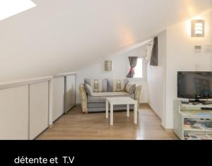 Una sala de estar con un sofá y un televisor. en Appartements Au Cros De Cagnes, en Cros-de-Cagnes 41 fotos más