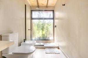 ein Badezimmer mit Toilette und Fenster in der Unterkunft Las Nandinas - Olivo in Ciudad Lujan de Cuyo