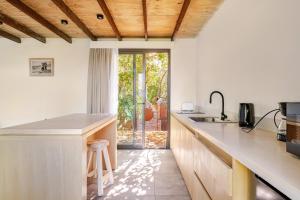 eine Küche mit einer Theke mit einer Spüle und einer Theke in der Unterkunft Las Nandinas - Olivo in Ciudad Lujan de Cuyo