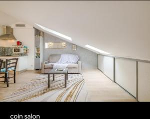 una sala de estar con un sofá y una mesa en Appartements Au Cros De Cagnes, en Cros-de-Cagnes