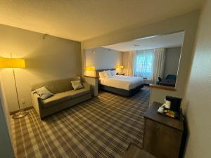 Postel nebo postele na pokoji v ubytování AmericInn by Wyndham Minot