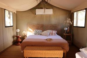 a bedroom with a bed in a tent at Ortal Glamping in Ortal