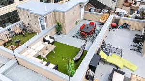 una vista dall'alto di un cortile con un patio arredato di Brand New Dbl Unit Roofdeck Outdoor Patio a Philadelphia