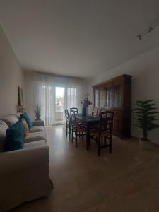 Ruang duduk di Alba Apartment
