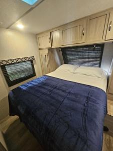 Postel nebo postele na pokoji v ubytování Freedom Express RV