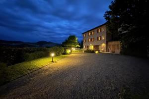 菲奥拉诺莫德内塞Residenza Storica sulle Colline di Maranello的夜间建筑物前的一条空路