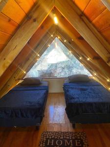 Postel nebo postele na pokoji v ubytování Betooz Cabin