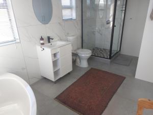 Ένα μπάνιο στο Abidar Villa Selfcatering +16 φωτογραφίες