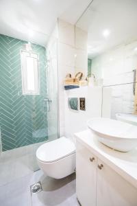 A bathroom at The Olive Garden-Almyrida