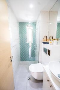 A bathroom at The Olive Garden-Almyrida