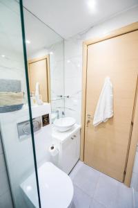 A bathroom at The Olive Garden-Almyrida