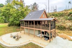 una vista aérea de una casa con terraza en Private Mountain Creekside Cabin, with Hot Tub, en Purlear