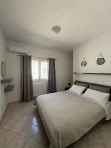 Postel nebo postele na pokoji v ubytování ATHOS APARTMENT
