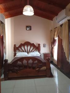 a bedroom with a wooden bed in a room at Salto dos hermanas in Puerto Iguazú +22 photos