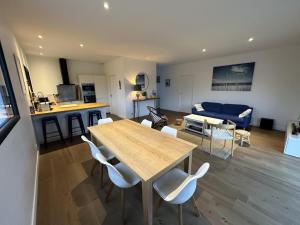 Una cocina y una sala de estar con mesa y sillas. en Ker Nany, en Sainte-Marine 15 fotos más