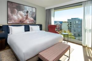 Postel nebo postele na pokoji v ubytování Radisson Blu Media Harbour Hotel, Düsseldorf