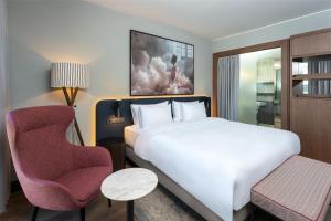 Postel nebo postele na pokoji v ubytování Radisson Blu Media Harbour Hotel, Düsseldorf