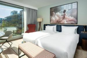 Postel nebo postele na pokoji v ubytování Radisson Blu Media Harbour Hotel, Düsseldorf