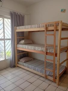 Cette chambre dispose de lits superposés et d'une fenêtre. dans l'établissement Pousada Recanto Alto da Boa Vista, à Cachoeira Paulista