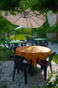 Κήπος έξω από το apartman leo