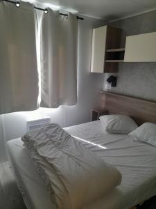 Postel nebo postele na pokoji v ubytování MOBIL HOME l'ALOUETTE