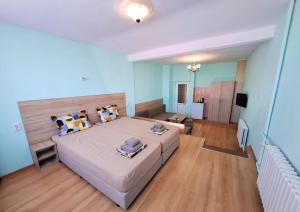 Postel nebo postele na pokoji v ubytování Hotel Bobchev