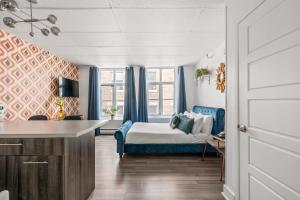 a bedroom with a bed and a desk in a room at LOFT LE RÉTRO du Centre-Ville in Quebec City