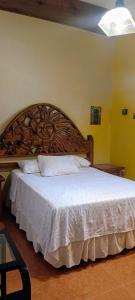 Una cama o camas en una habitación de Jacque's Beachside Hostel