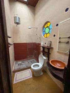 ein Badezimmer mit Toilette und Waschbecken in der Unterkunft Ecocentro Brasil - Bangalô 1 in São Pedro + 18 Fotos