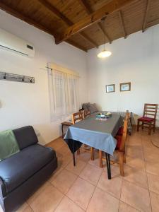 a living room with a table and a couch at Belgrano Calidez Junin in Junín
