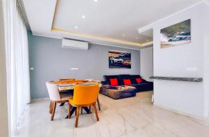 Una sala de estar con una mesa y sillas y un sofá. en Villa Panorama View Oludeniz, en Fethiye