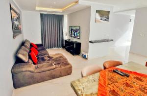 una sala de estar con un sofá y una mesa en Villa Panorama View Oludeniz, en Fethiye