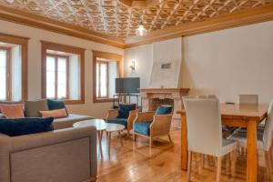 Μια τηλεόραση ή/και κέντρο ψυχαγωγίας στο Villa Sikioti