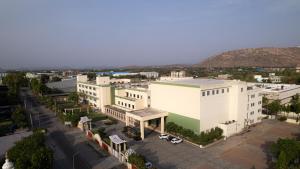 eine Luftaufnahme einer Stadt mit Gebäuden in der Unterkunft The Sky Imperial, Jaipur in Jaipur