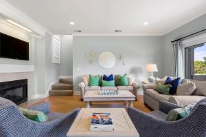 Χώρος καθιστικού στο 4946 Turtle Point Villa by Akers Ellis Rentals
