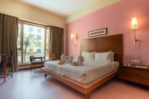ein Schlafzimmer mit großem Bett und großem Fenster in der Unterkunft The Sky Imperial, Jaipur in Jaipur